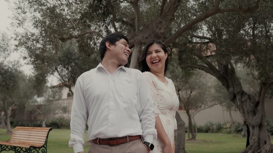 Elías y Yenifer riendo