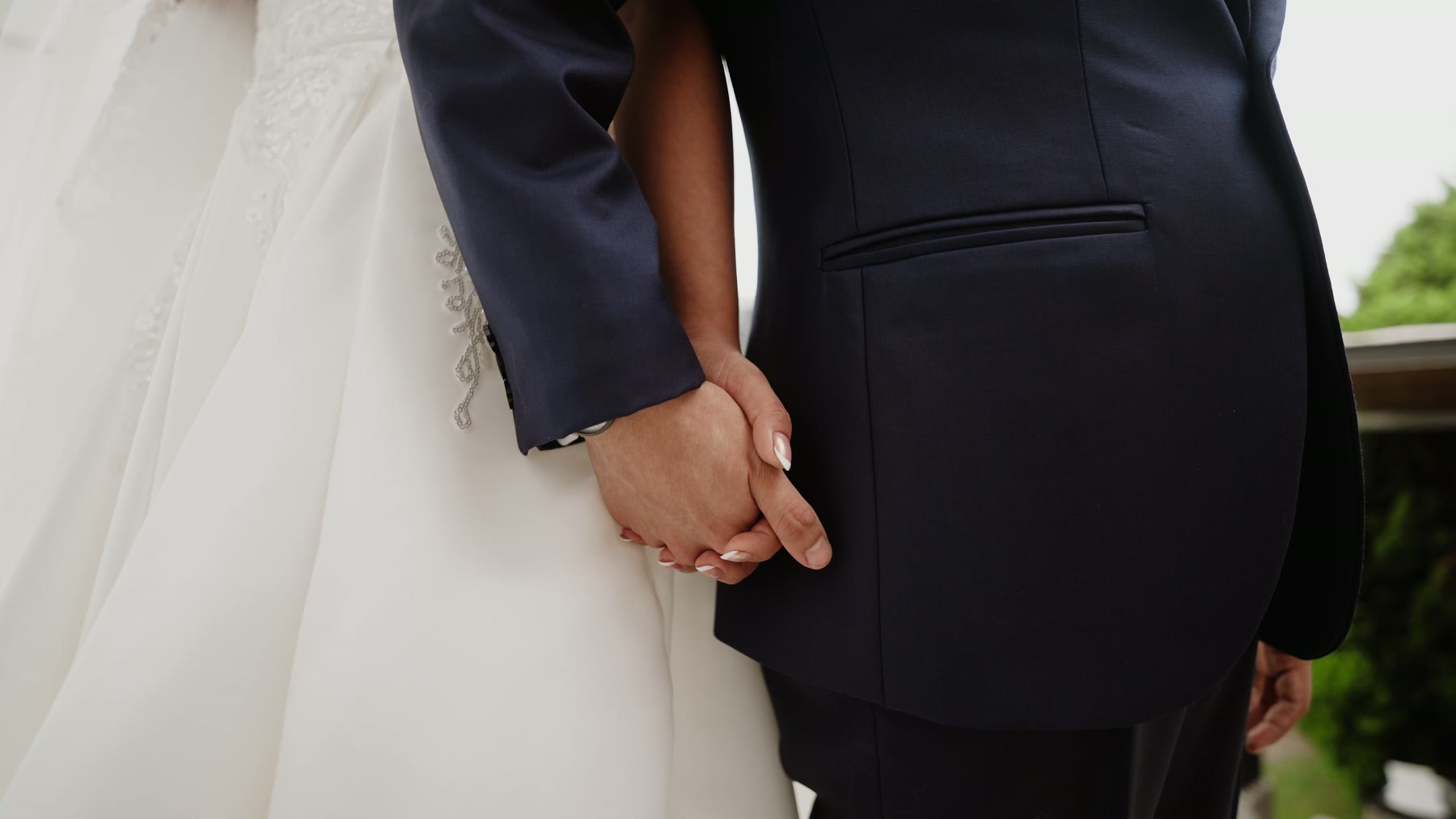 Las manos de los novios
