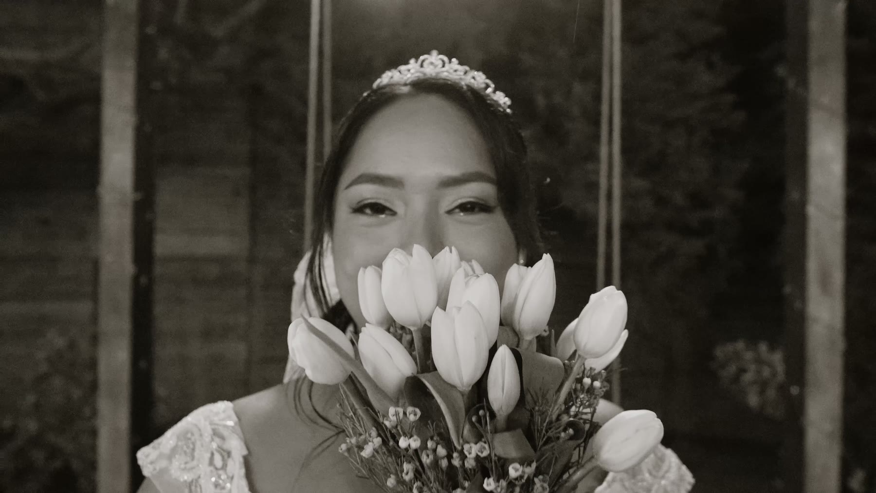 Karla con su ramo de tulipanes